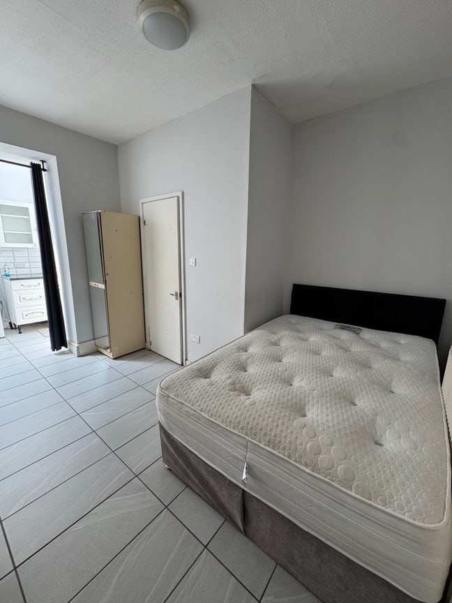 Furnished Studio Flat – All Bills Included – NP19 Main Photo