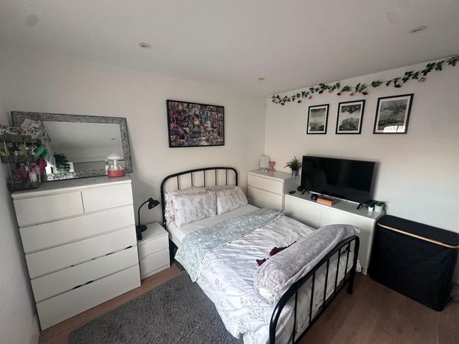 Dbl bedroom in female flatshare Main Photo