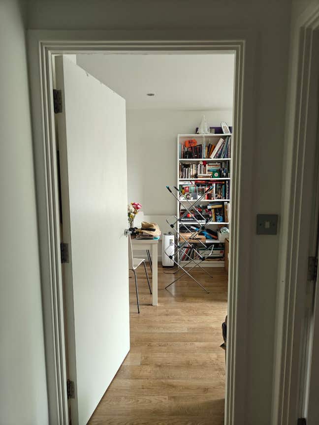 URGENT - Bedroom in 2 bed sunny flat by Brick Ln Main Photo