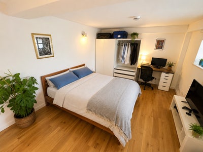 Ensuite in Gorgeous Rope Street House - Lounge - Main Photo