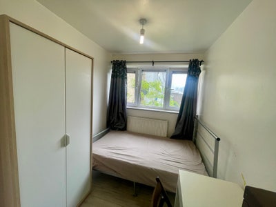 Lovely room In Mile End Inc bills for August  Main Photo