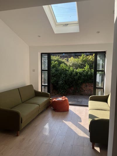 Sociable young professional houseshare - 2nd room Main Photo