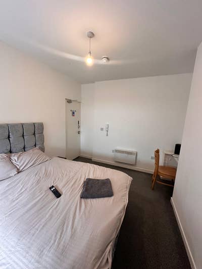 Bright & Modern Double Room – Great Location Main Photo