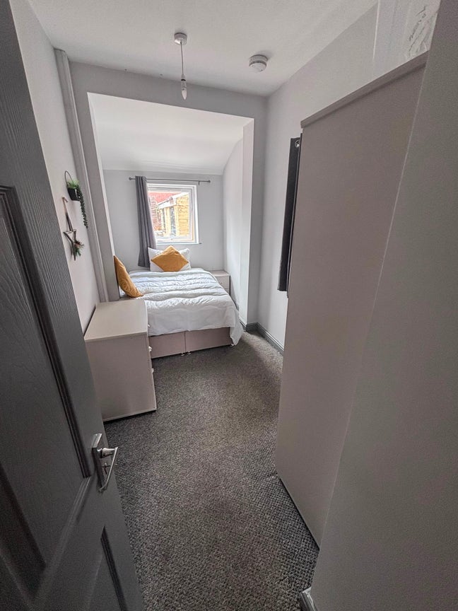  Lovely En Suite Rooms in Popular Location  Main Photo