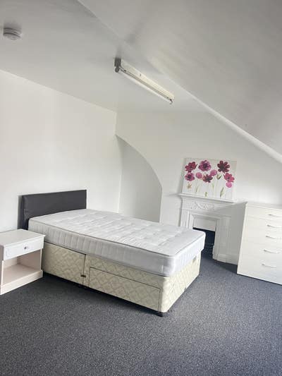 Large 5 bedroom house  Main Photo