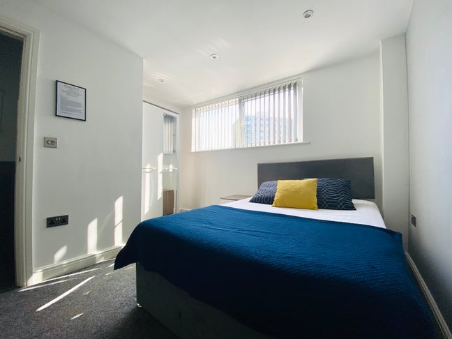Double, En-Suite Rooms Next to Train Station Main Photo