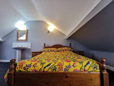 Double Room - close to Train Station Main Photo