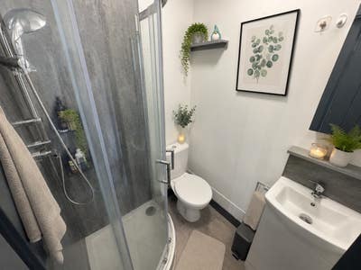 🏡 Beautiful Double En-Suite Room Available Now Main Photo