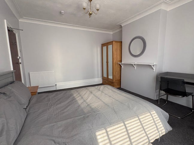 Double Room in House Share | Wellesley Road Main Photo