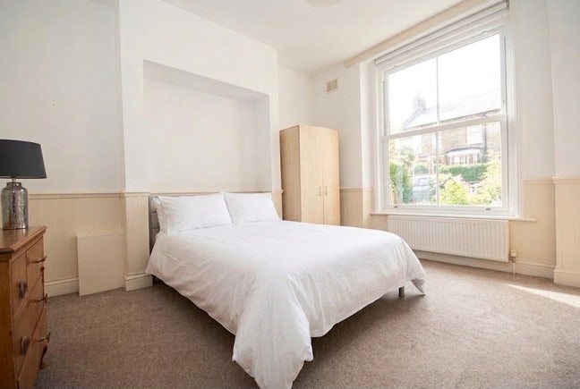Large bedroom near London fields  Main Photo