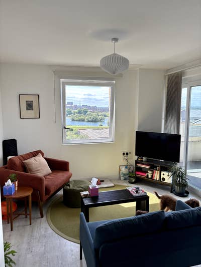 Peaceful Top-Floor Penthouse Master w/ Ensuite! Main Photo