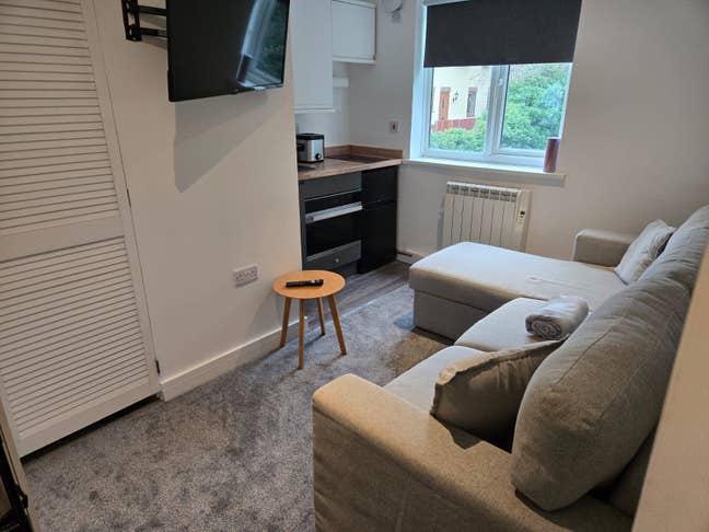 Self Contained Studio with En-Suite in Village Main Photo