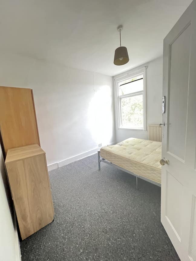 4 beautiful rooms near Barking station   Main Photo