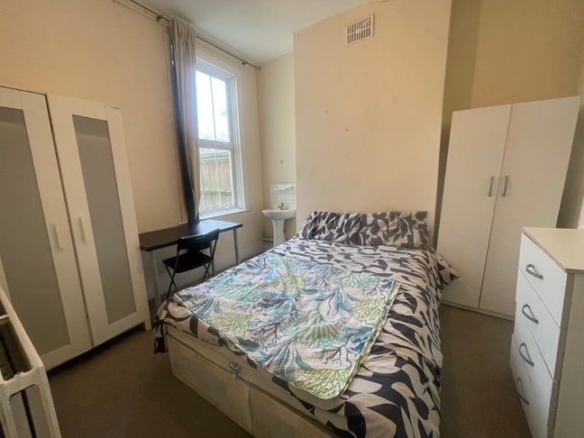 Double room In Mile End Inc bills Asap Moving  Main Photo