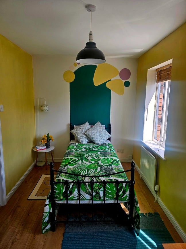 Spareroom in a convinient location  Main Photo