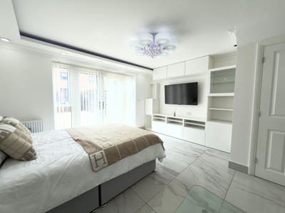 Modern XXL Double Room - City Centre  Main Photo