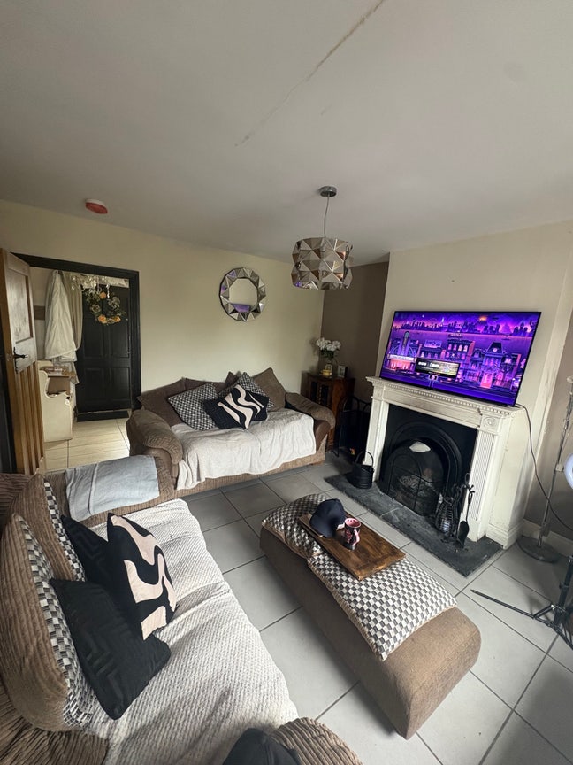 Double room in spacious house available  Main Photo