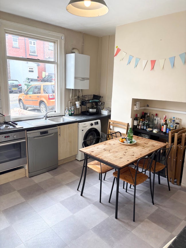LS4 2nd Floor Room Available - &pound;475 Main Photo