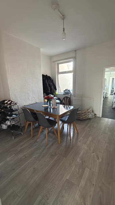 Spacious double bedroom  Main Photo