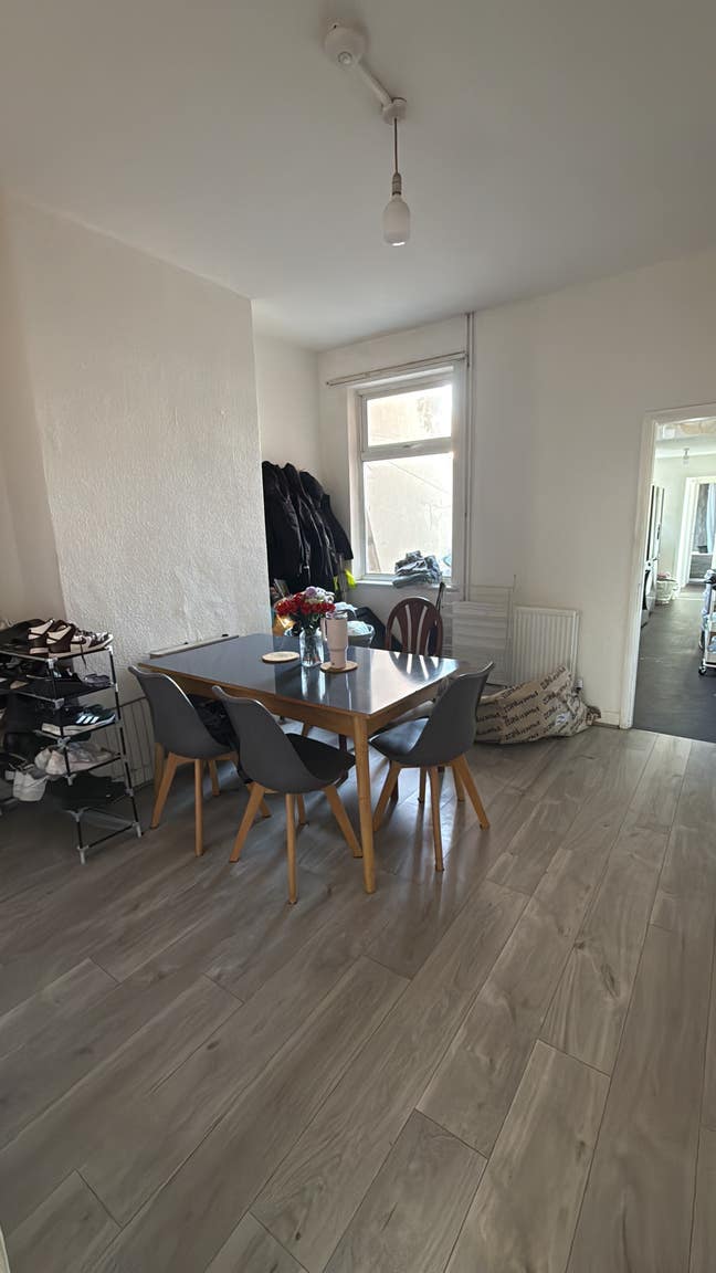 Spacious double bedroom  Main Photo