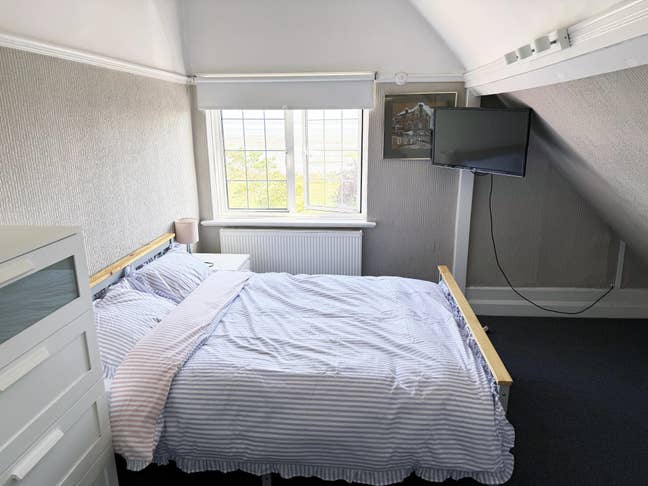 Ideal for commuters - double room with sea view Main Photo