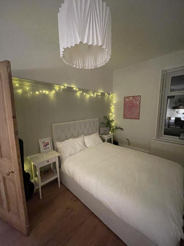 Room to rent in professional Heaton home Main Photo