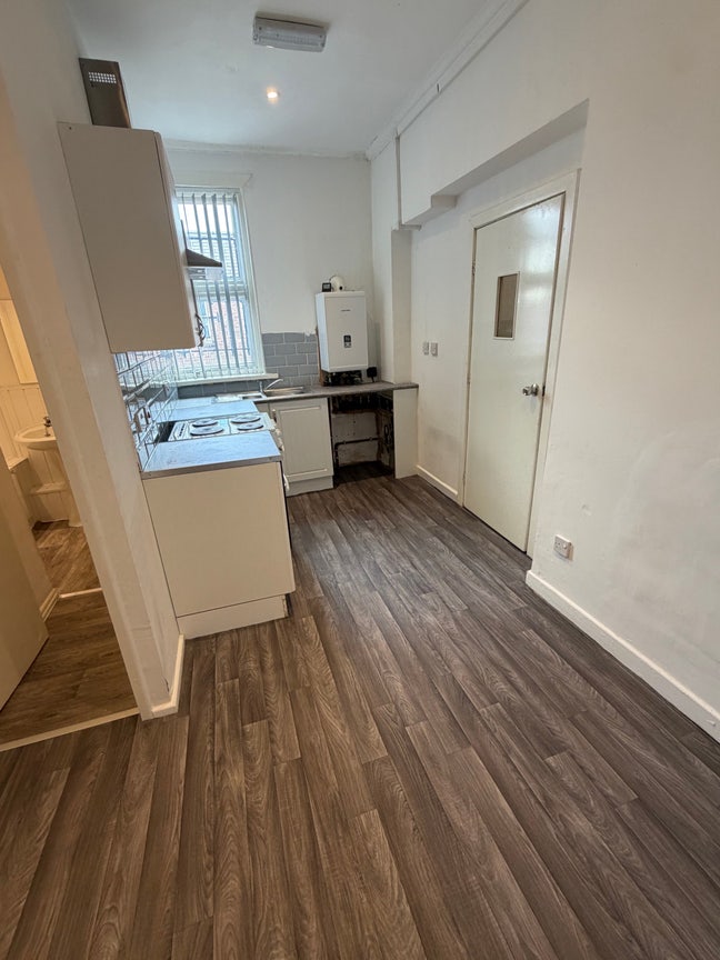 Studio flat to let town centre  Main Photo