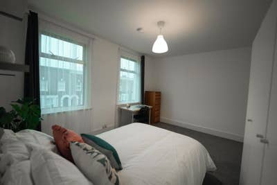 🏡 Your Own Space | Surrey Quays | Bills Incl ✨ Main Photo