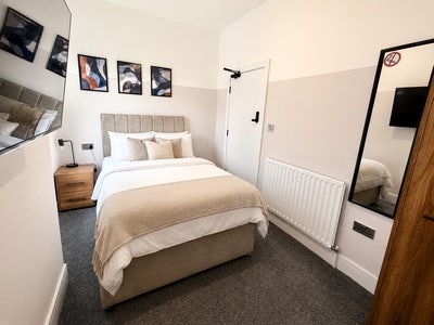 Modern Double Bedroom, Private En-suite, Furnished Main Photo