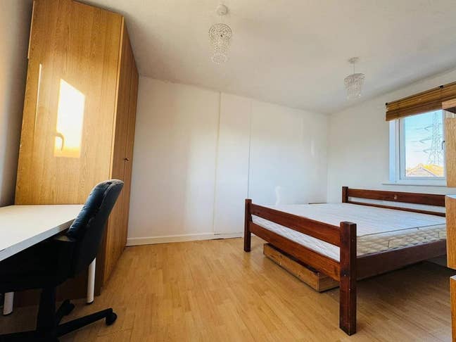 🌟 Bright Double Room | Bills Included | 8 mins to Main Photo