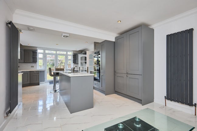 Great Location ,Walking Distance to All Amenities Main Photo