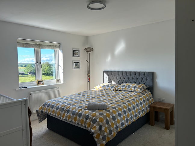 Bright large room for rent Main Photo