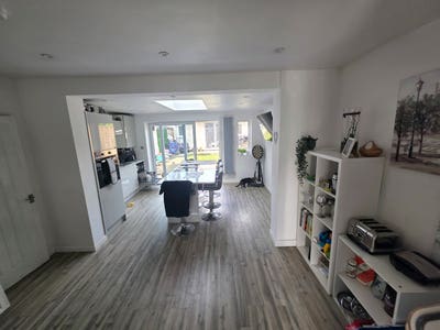 Large double in nice household  Main Photo