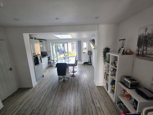 Large double in nice household  Main Photo