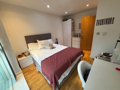 Spacious Double Room with Balcony in Shoreditch  Main Photo