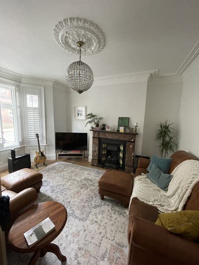 Room to rent in professional Heaton home Main Photo