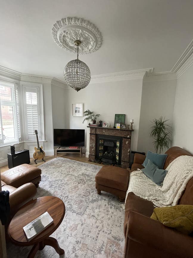 Room to rent in professional Heaton home Main Photo