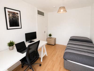Huge Room – Walk To Vicky Park + Tube 🌿✨🏡 Main Photo