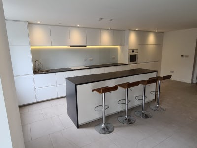 🍁 ROOm in modern friendly modern 5bed + balcony Main Photo