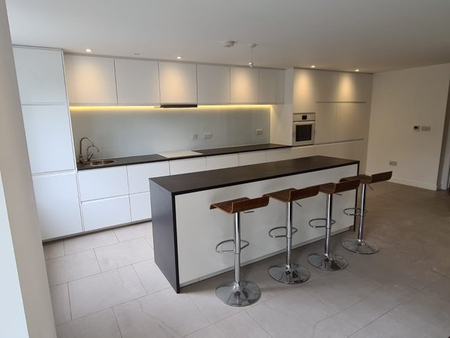 🍁 ROOm in modern friendly modern 5bed + balcony Main Photo