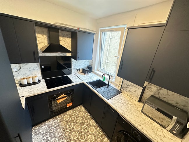 🏡 Newly Refurbished 4-Bedroom Flat – Double Rooms Main Photo