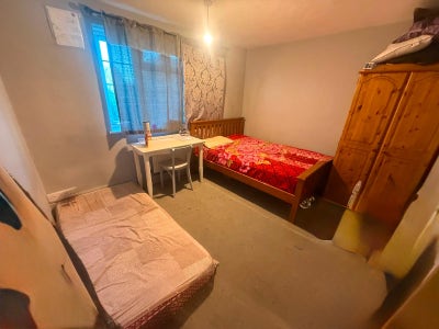 A bright and comfortable room is available in a lo Main Photo