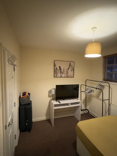 Spacious room near train station  Main Photo