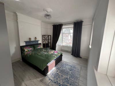 Double room in a shared house Main Photo