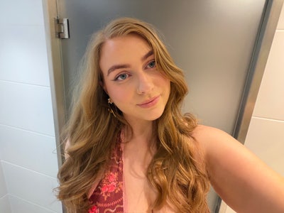 I am a professional female aged 26 from North... Main Photo