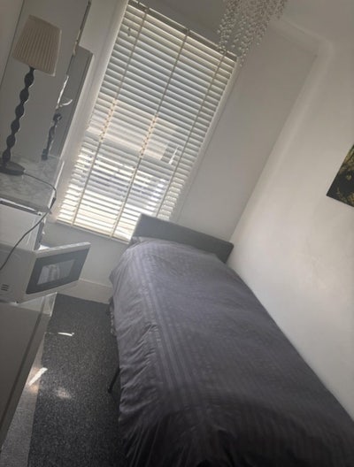 Single  room available in quiet house Main Photo