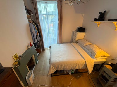 Bedroom opposite West Ham Park Main Photo
