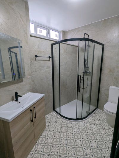 Stunning 4-Bed home with large bedrooms & ensuites Main Photo