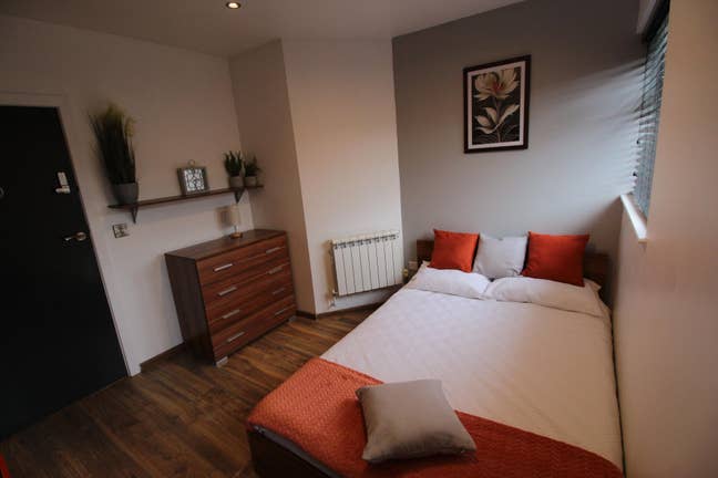 Fully furnished double room - available  Main Photo