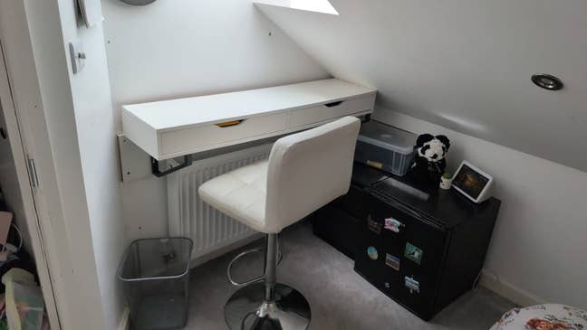 Single bedroom on top floor of 3 levelled wi house Main Photo
